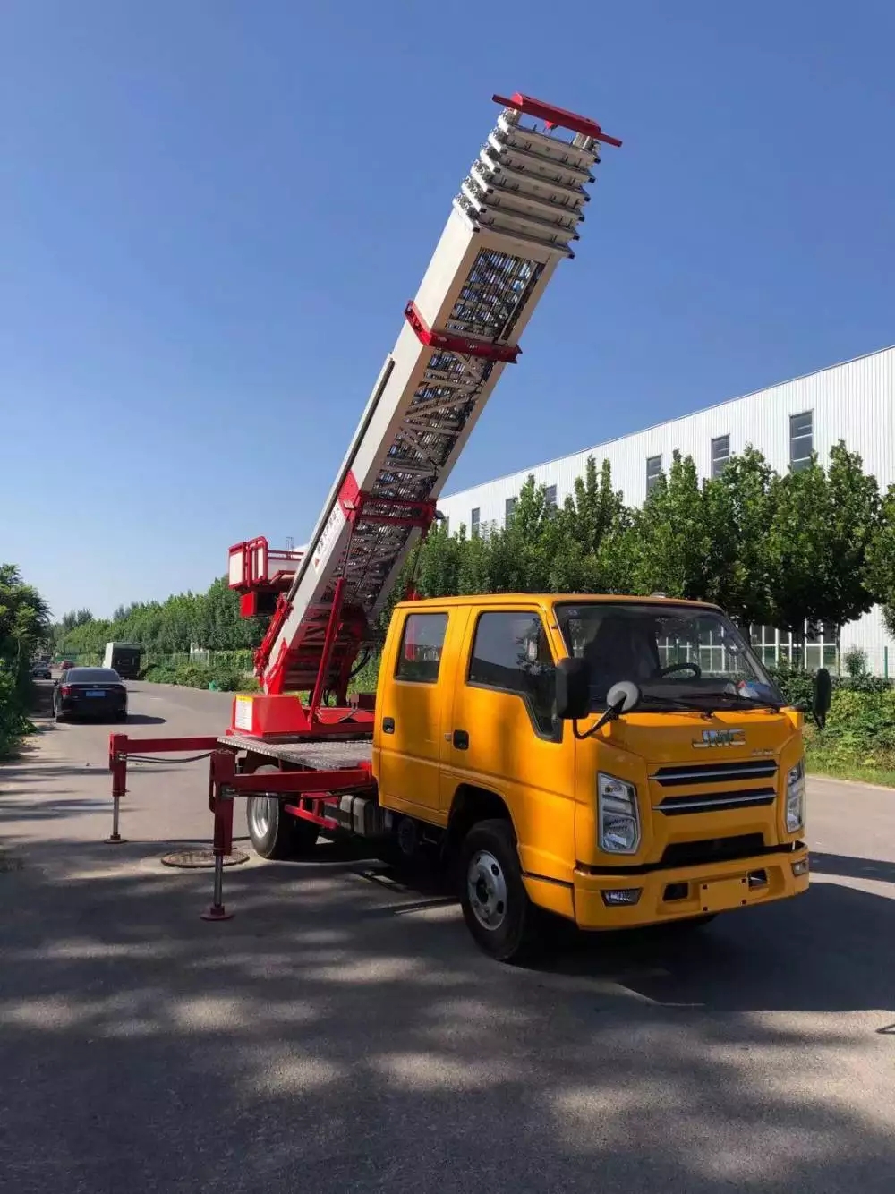 烟台莱山附近的云梯车出租服务：轻松解决高空作业需求